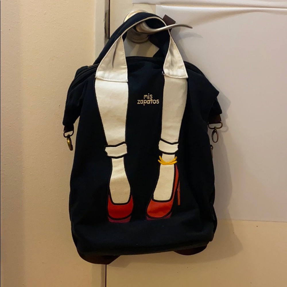 mis zapatos backpack - skinny jeans and red pumps